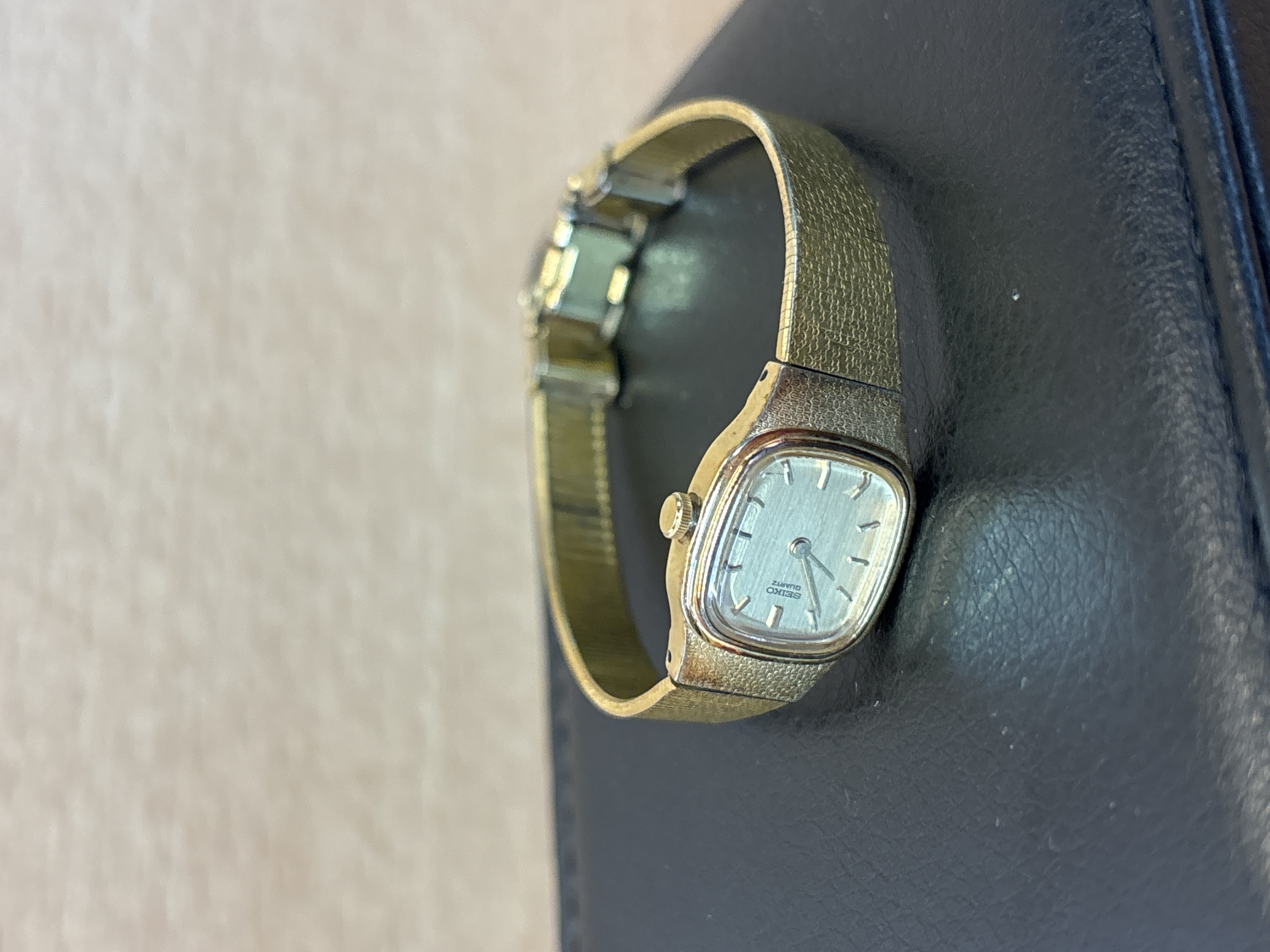 Montre Seiko quartz femme bracelet métal doré 2C20-5470