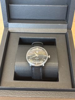 Montre LIP Panoramic 1960 cadran noir bracelet cuir acier fabriquée à Besançon