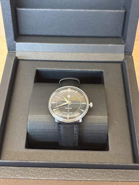 Montre LIP Panoramic 1960 cadran noir bracelet cuir acier fabriquée à Besançon
