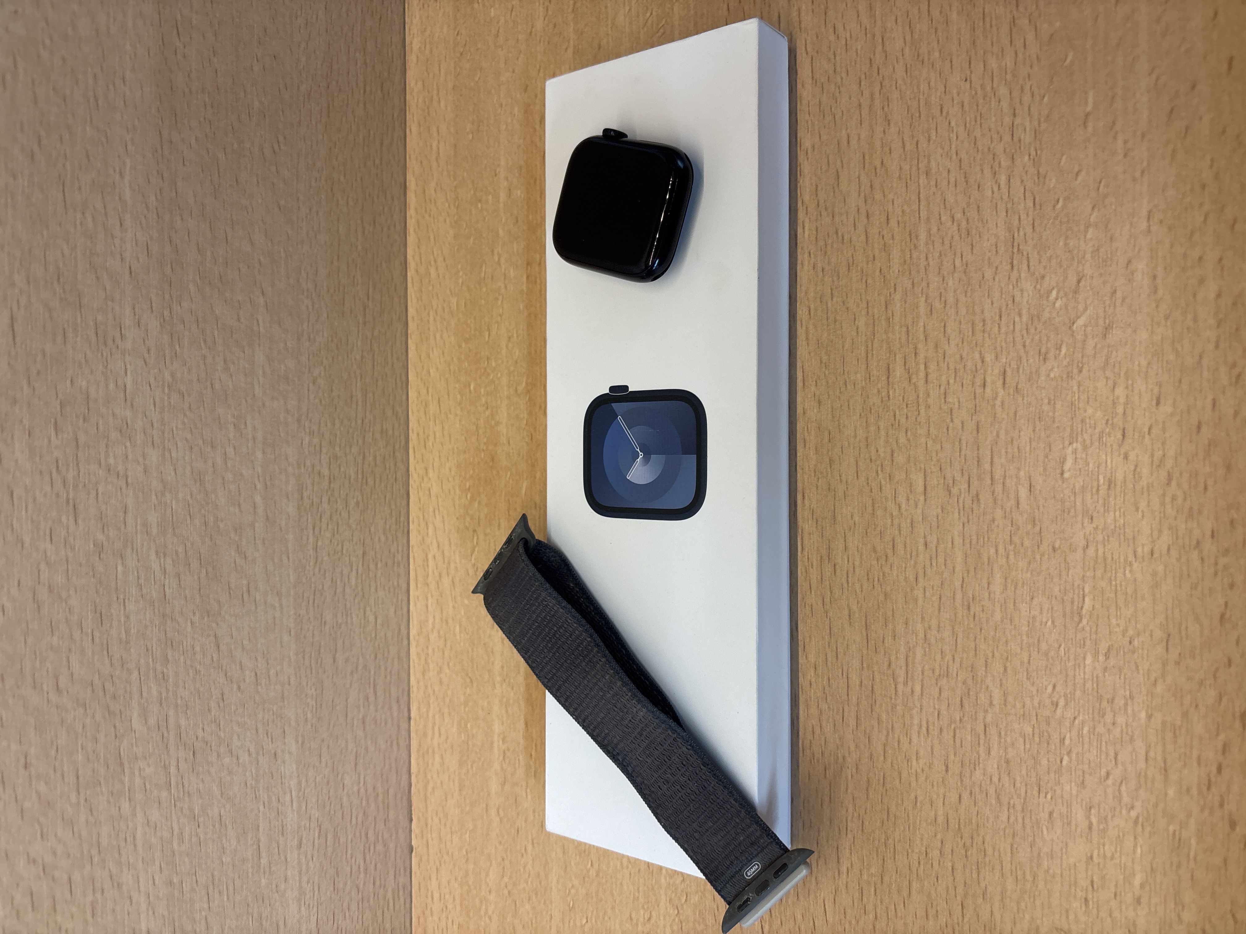 Apple Watch Series 9 45 mm GPS minuit avec bracelet sport loop