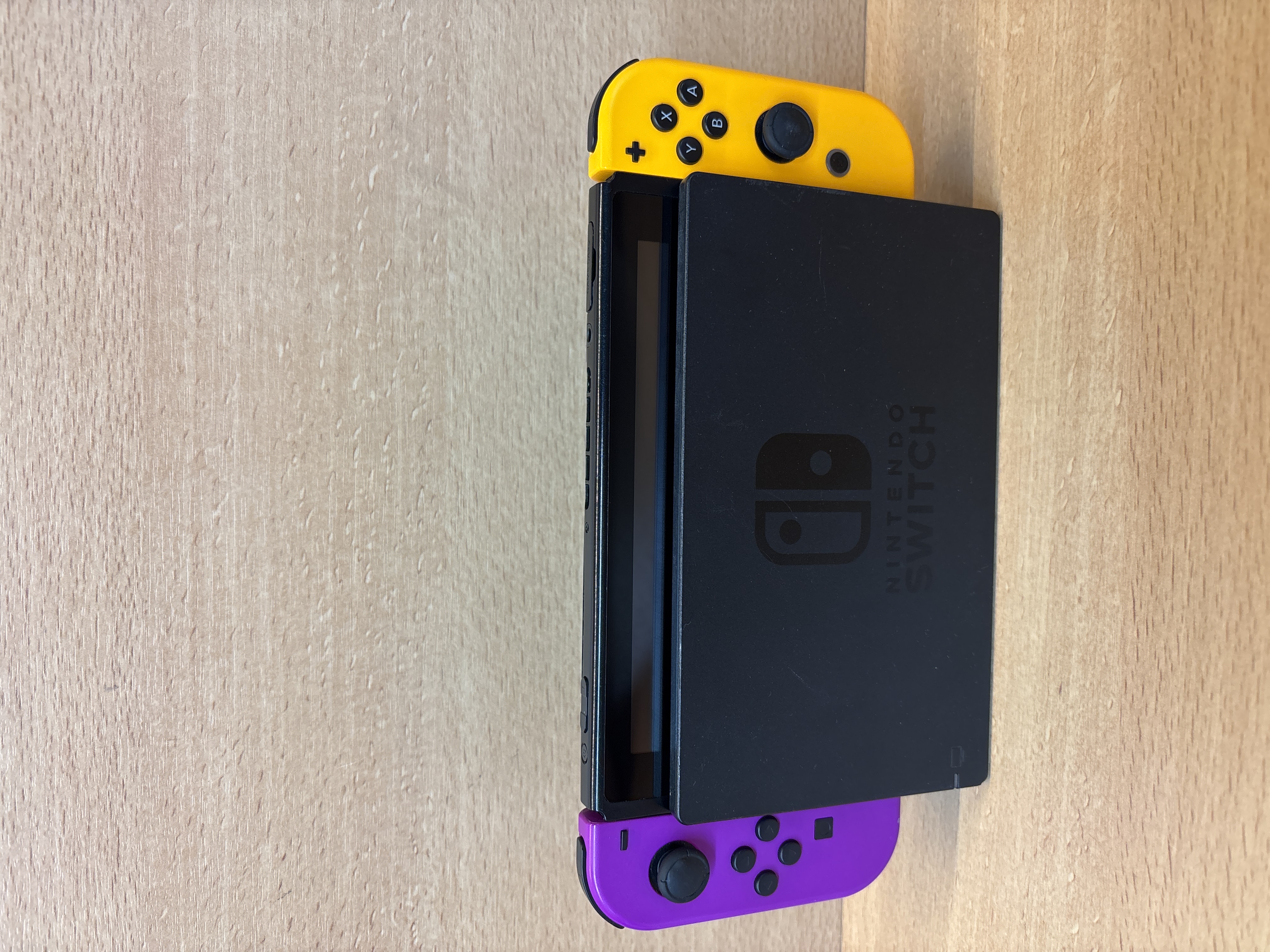 Console Nintendo Switch avec Joy-Con violet et jaune