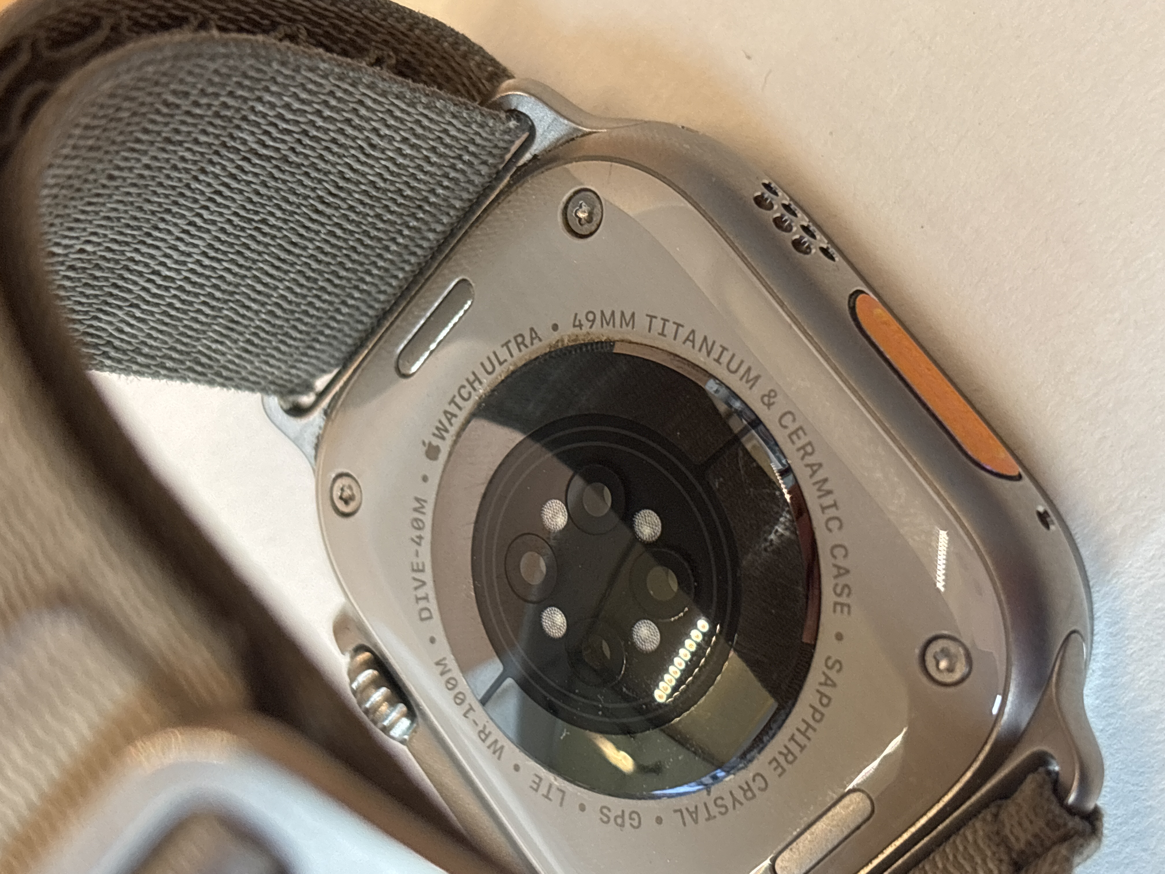 Apple Watch Ultra 2 49 mm titane Olive Alpine Loop M — photo 2