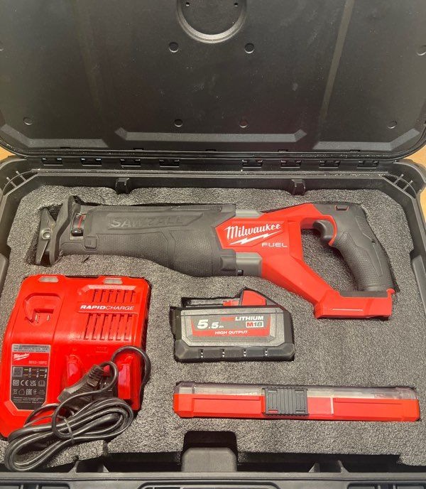 Scie sabre Milwaukee M18 FSZ FUEL 18 V avec batterie 5,5 Ah
