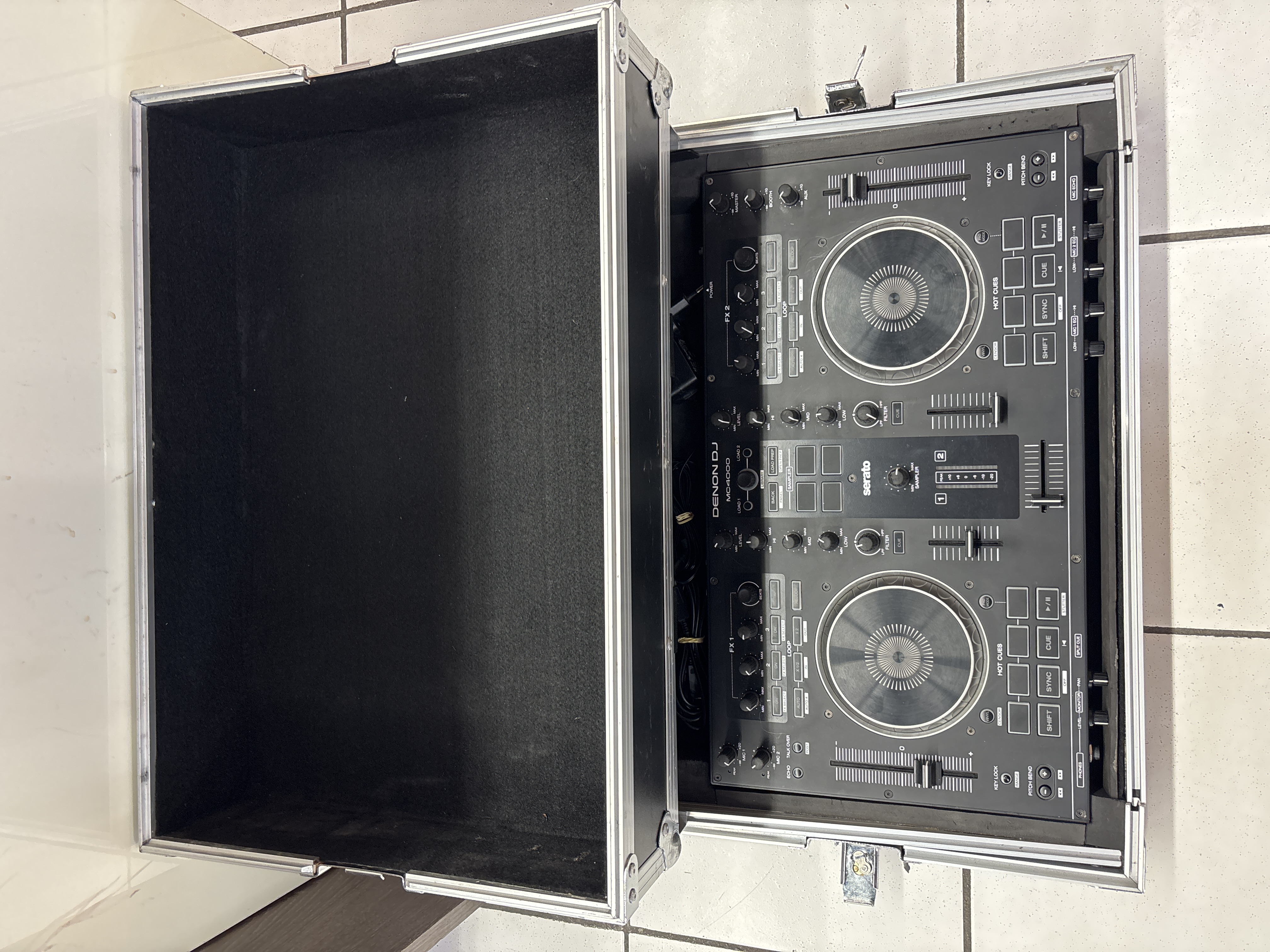 Contrôleur DJ Denon MC4000 avec flycase