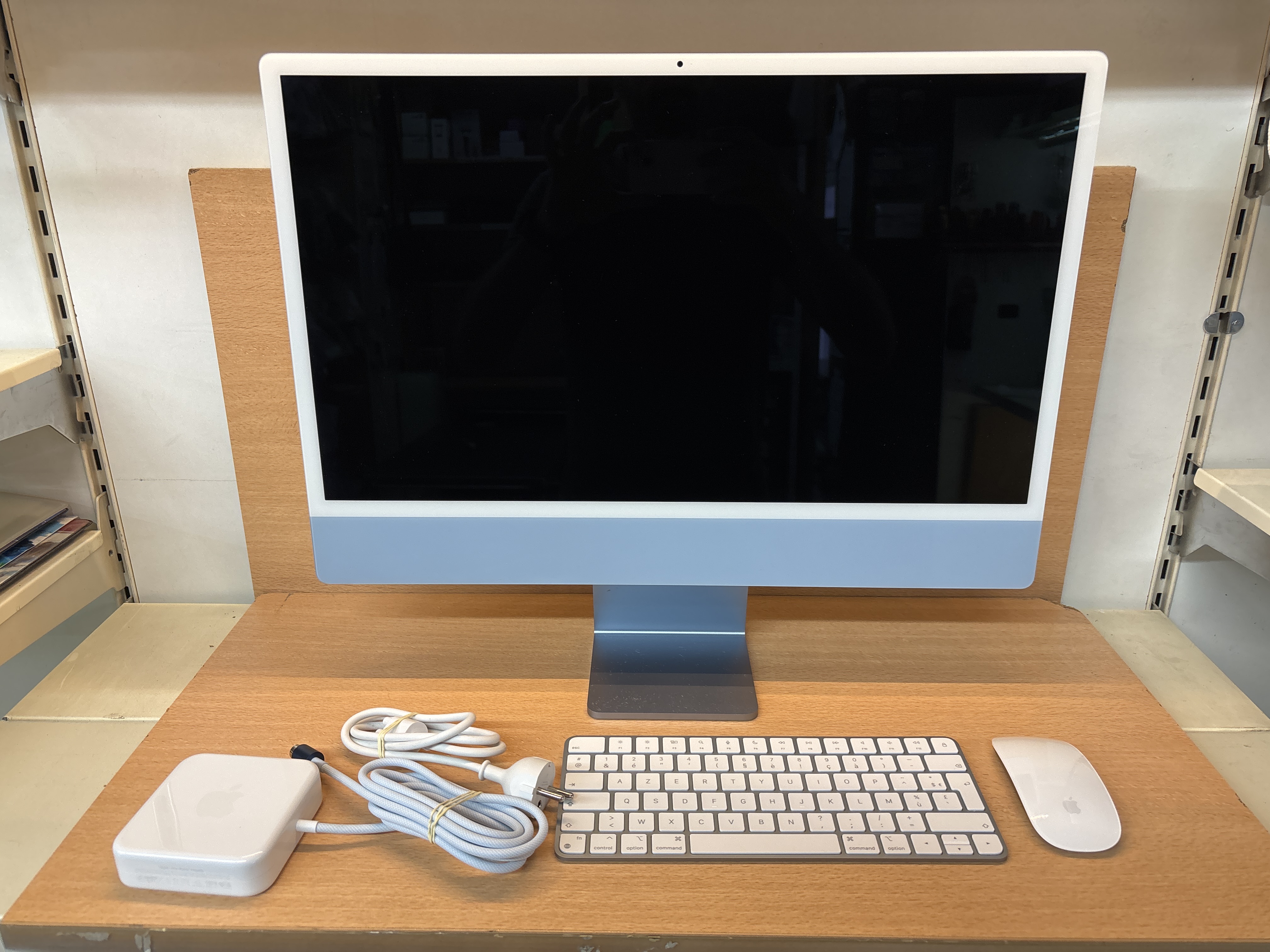 iMac 24 pouces Apple M3 8 Go 256 Go bleu avec clavier et souris