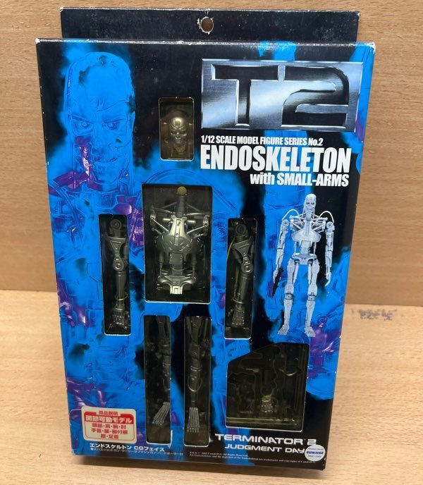 Figurine Terminator 2 Endoskeleton with Small-Arms Skynet 1/12