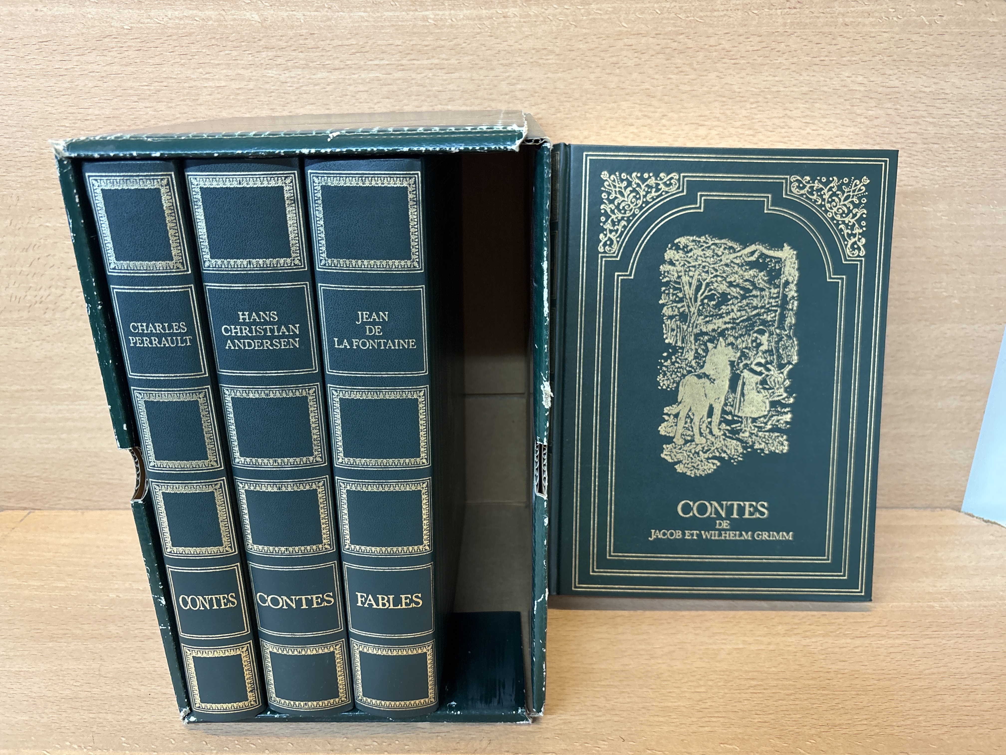 Coffret 4 livres contes et fables Perrault Andersen La Fontaine Grimm Edition de la Fontaine au Roy — photo 2