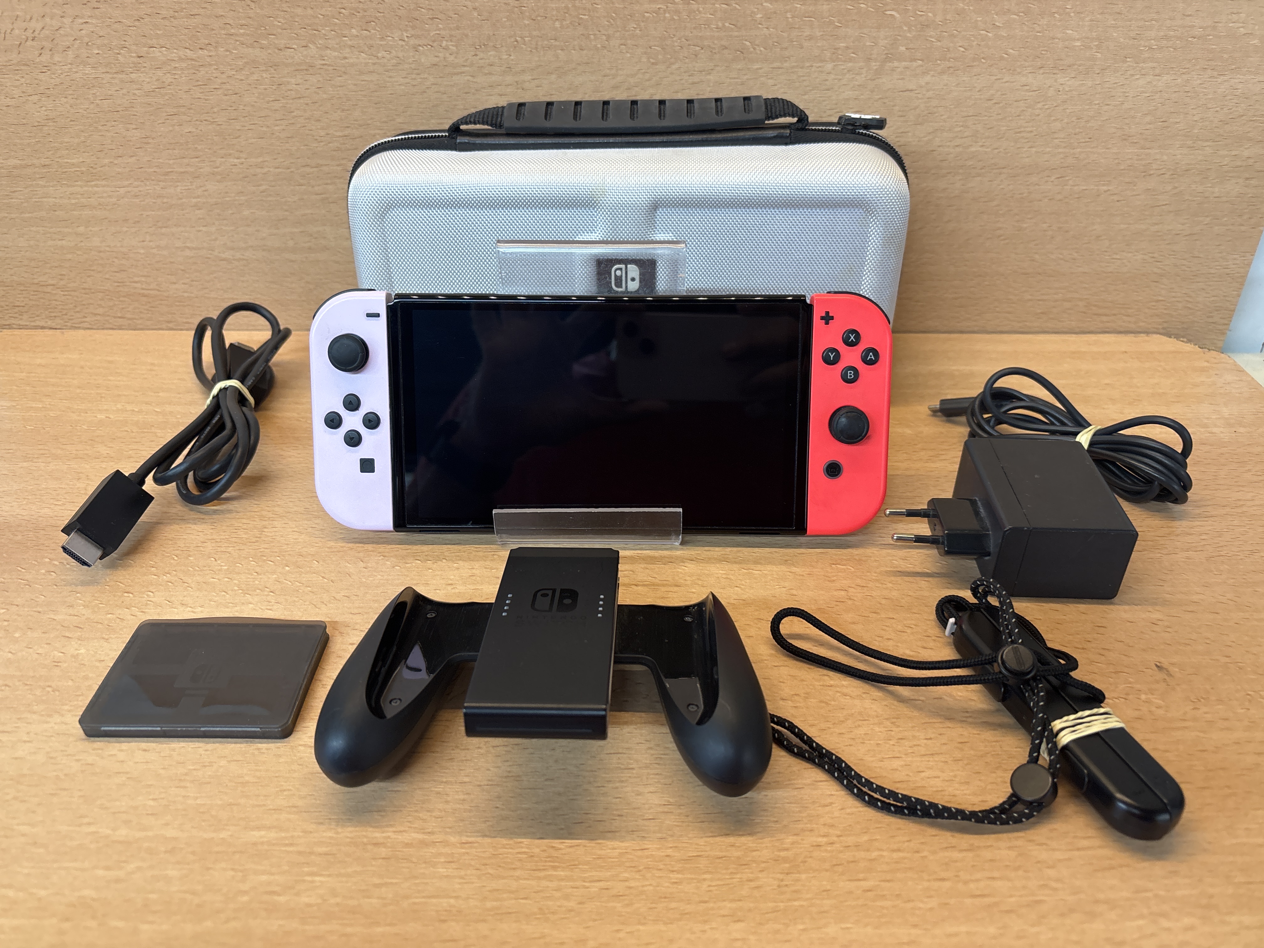 Console Nintendo Switch avec Joy-Con rouge et violet sans dock