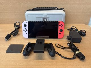 Console Nintendo Switch avec Joy-Con rouge et violet sans dock
