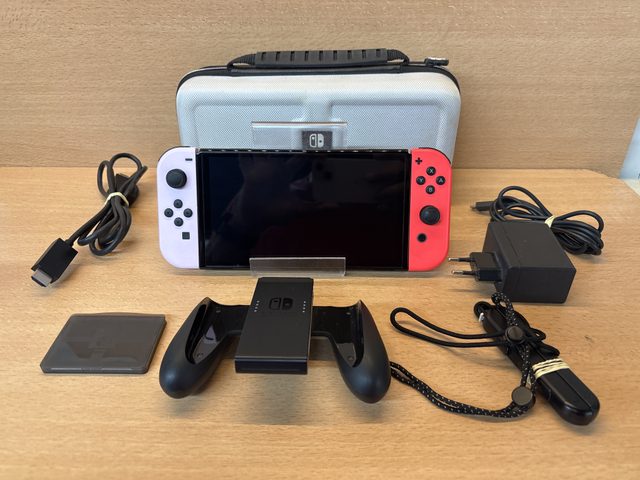 Console Nintendo Switch avec Joy-Con rouge et violet sans dock