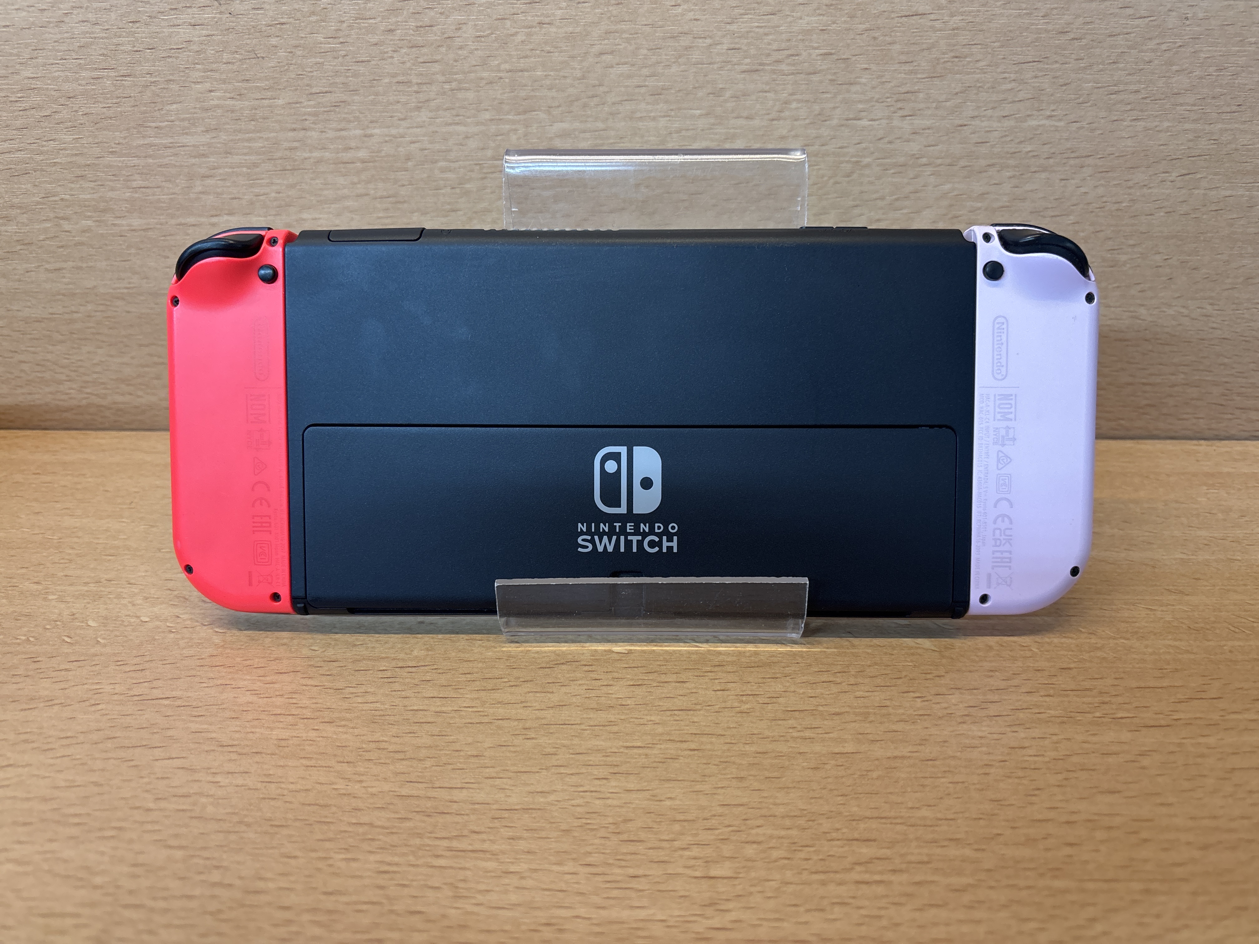 Console Nintendo Switch avec Joy-Con rouge et violet sans dock — photo 2