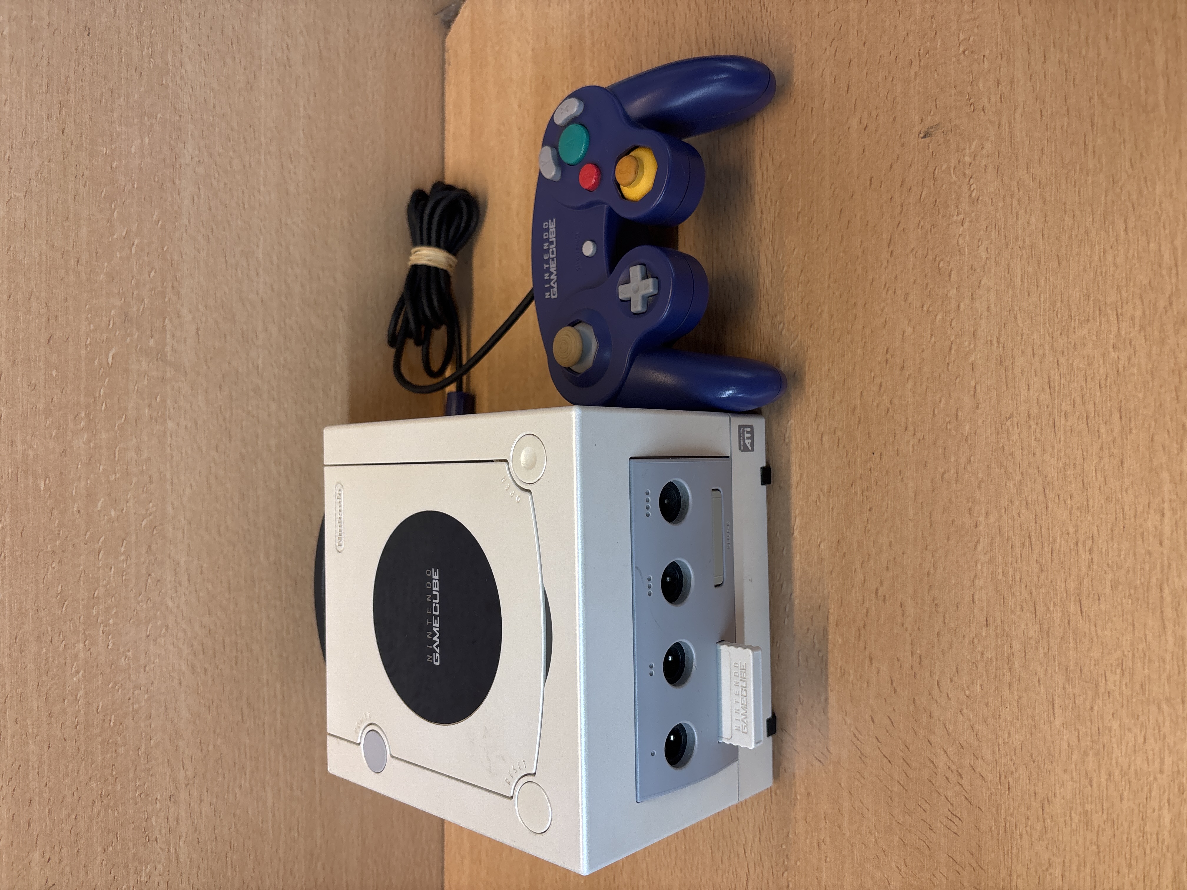 Console Nintendo GameCube grise avec manette, câble et carte mémoire