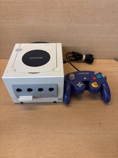 Console Nintendo GameCube grise avec manette, câble et carte mémoire