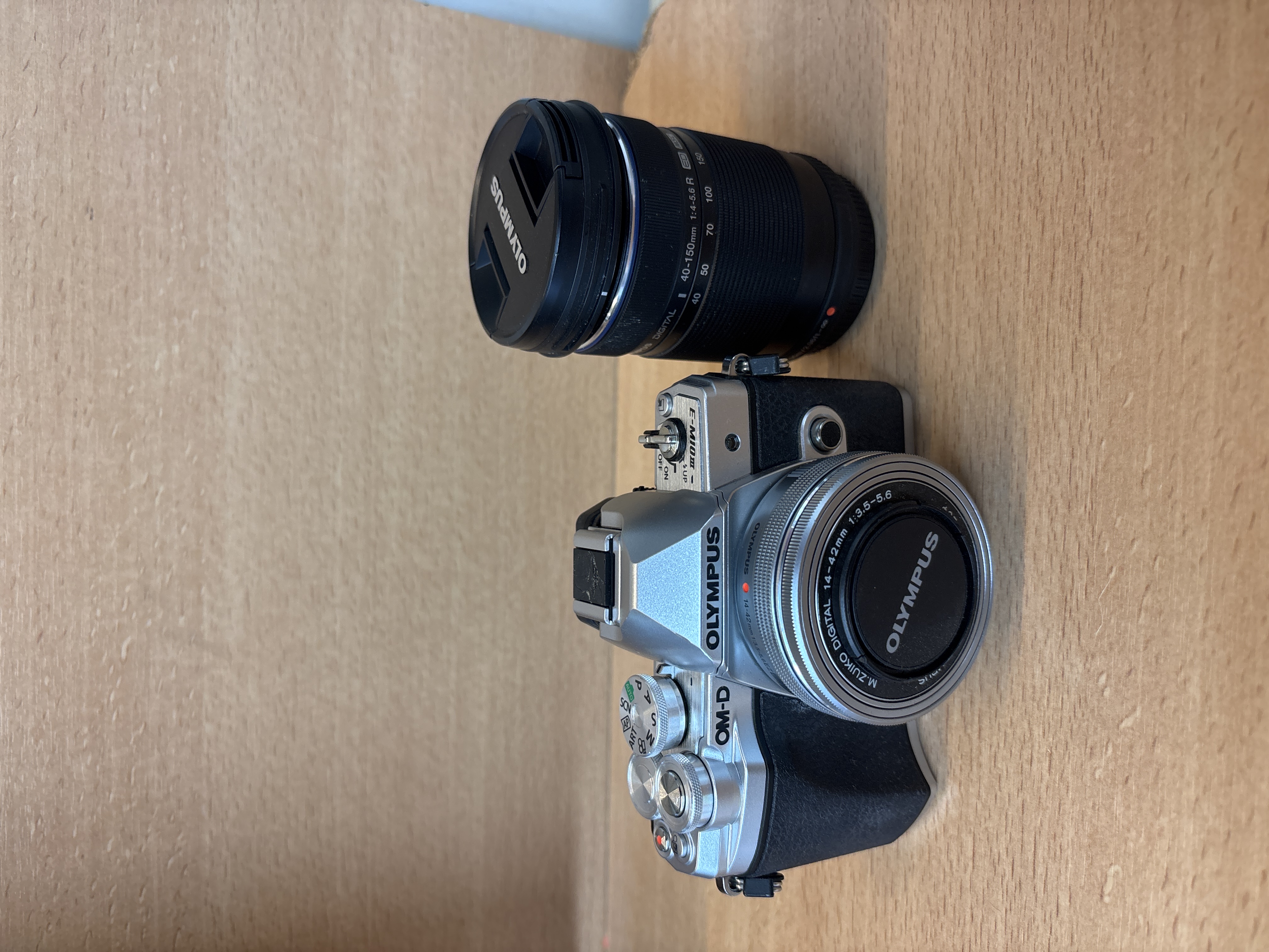 Olympus OM-D E-M10 Mark III avec 14-42 mm et 40-150 mm chargeur et batterie