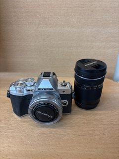 Olympus OM-D E-M10 Mark III avec 14-42 mm et 40-150 mm chargeur et batterie