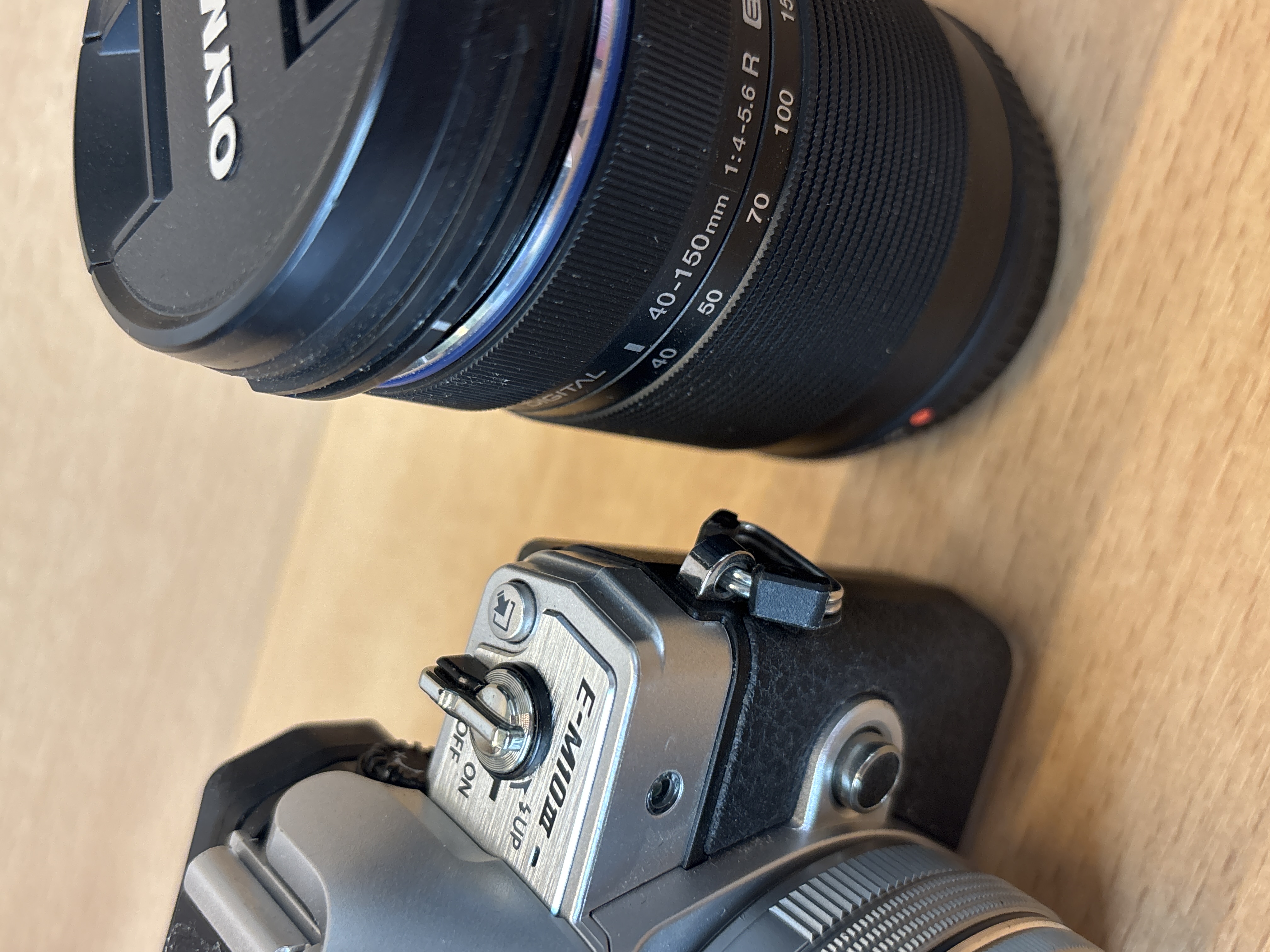 Olympus OM-D E-M10 Mark III avec 14-42 mm et 40-150 mm chargeur et batterie — photo 2