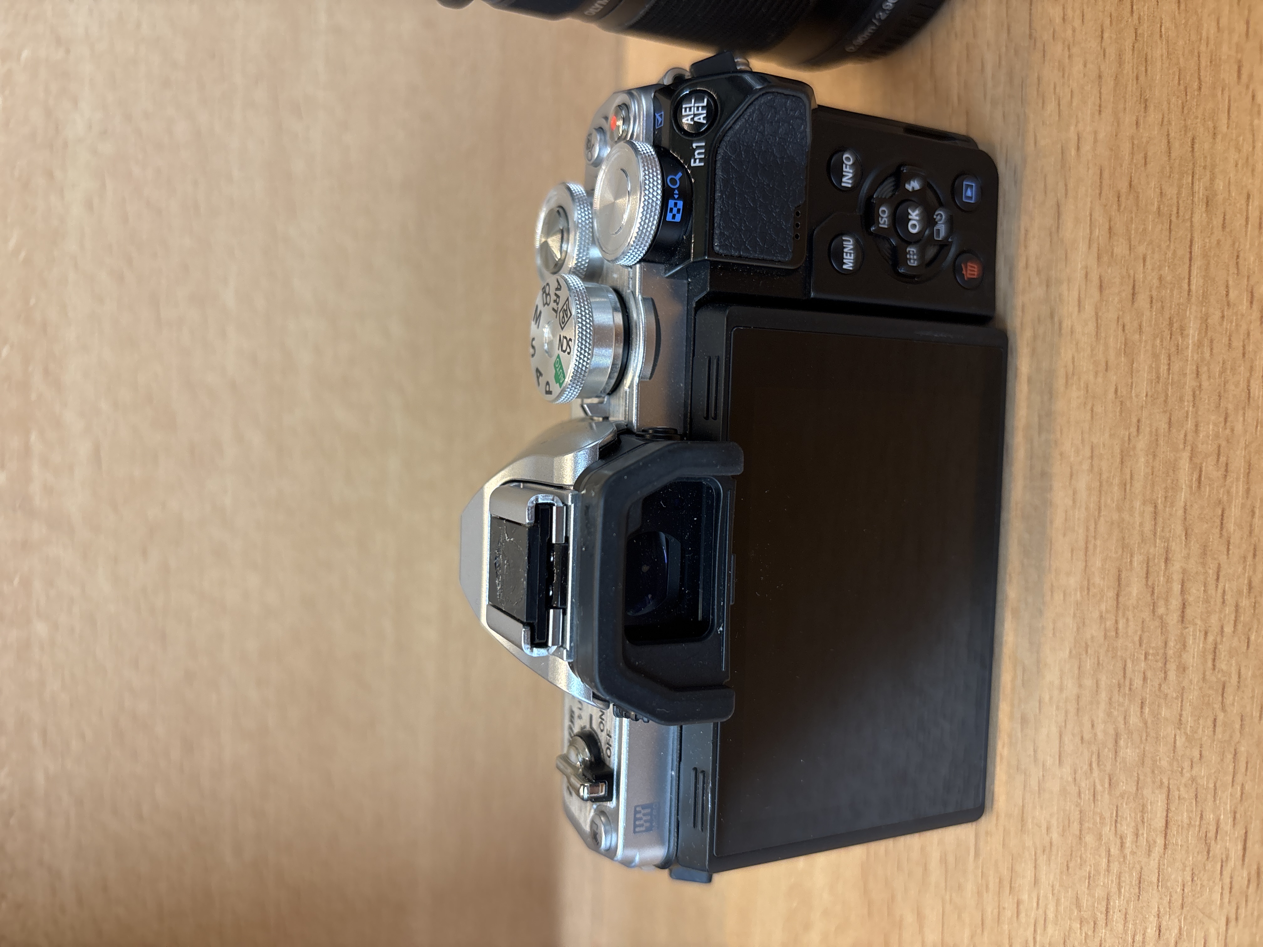 Olympus OM-D E-M10 Mark III avec 14-42 mm et 40-150 mm chargeur et batterie — photo 3