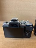 Olympus OM-D E-M10 Mark III avec 14-42 mm et 40-150 mm chargeur et batterie — photo 3