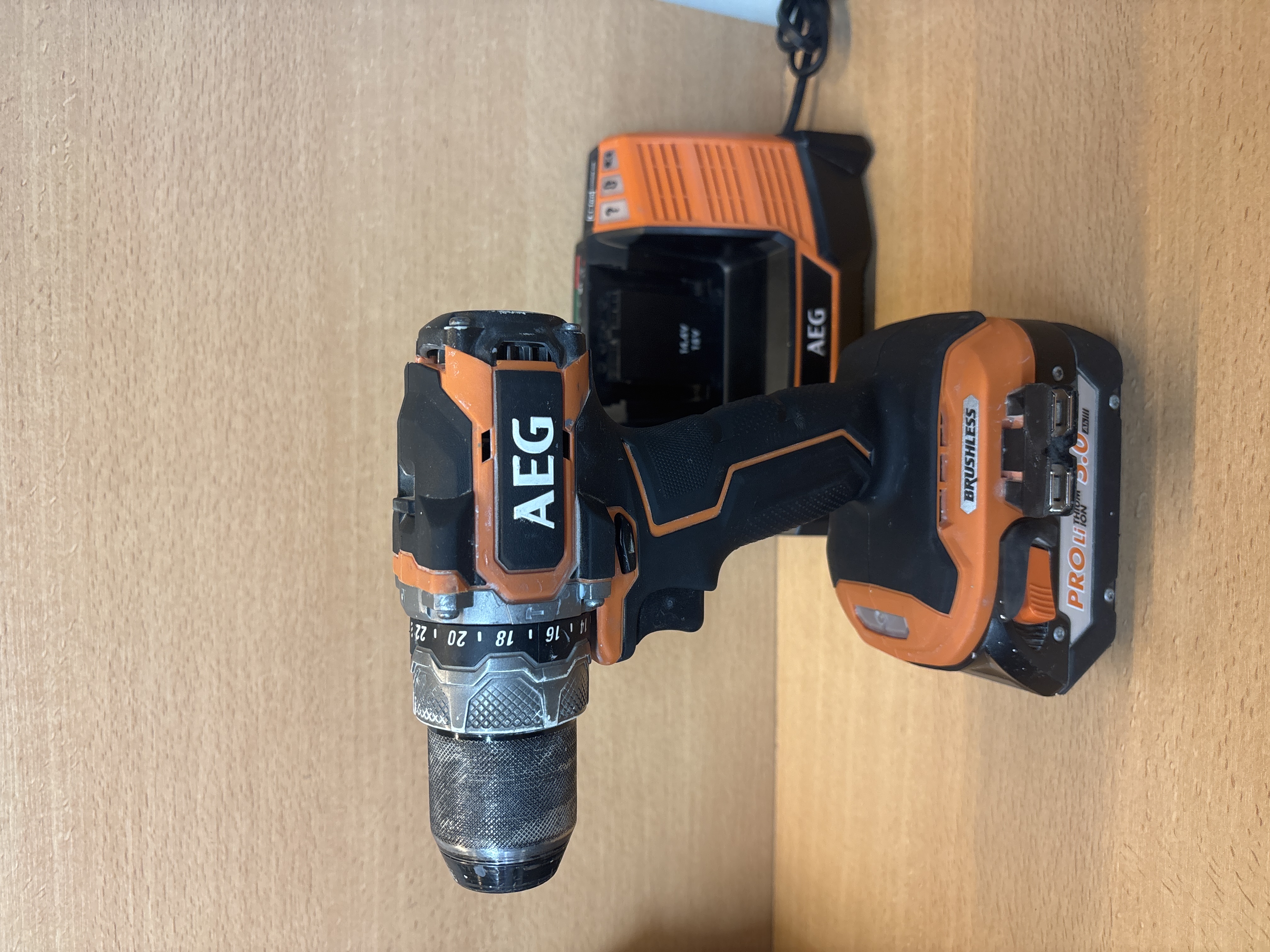 Perceuse-visseuse AEG BSB18SBL 18V brushless avec batterie 5Ah et chargeur