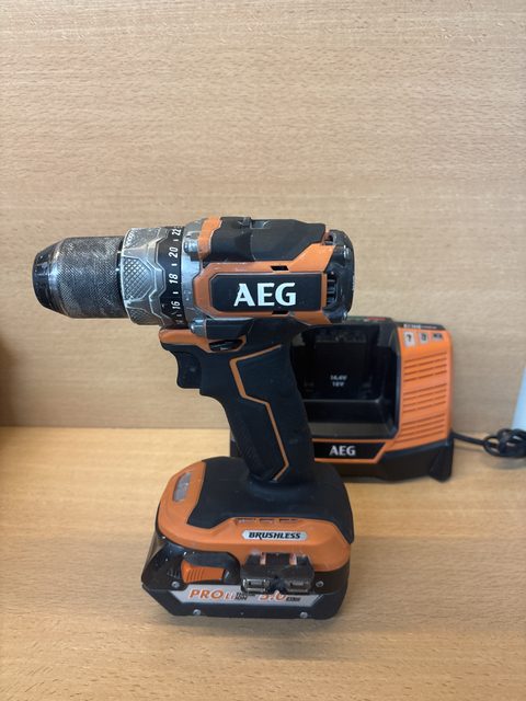 Perceuse-visseuse AEG BSB18SBL 18V brushless avec batterie 5Ah et chargeur