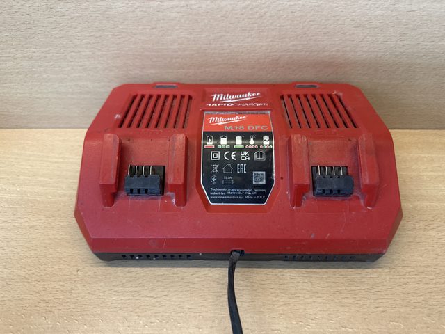 Chargeur Milwaukee M18 DFC double batterie 18V Rapid Charger