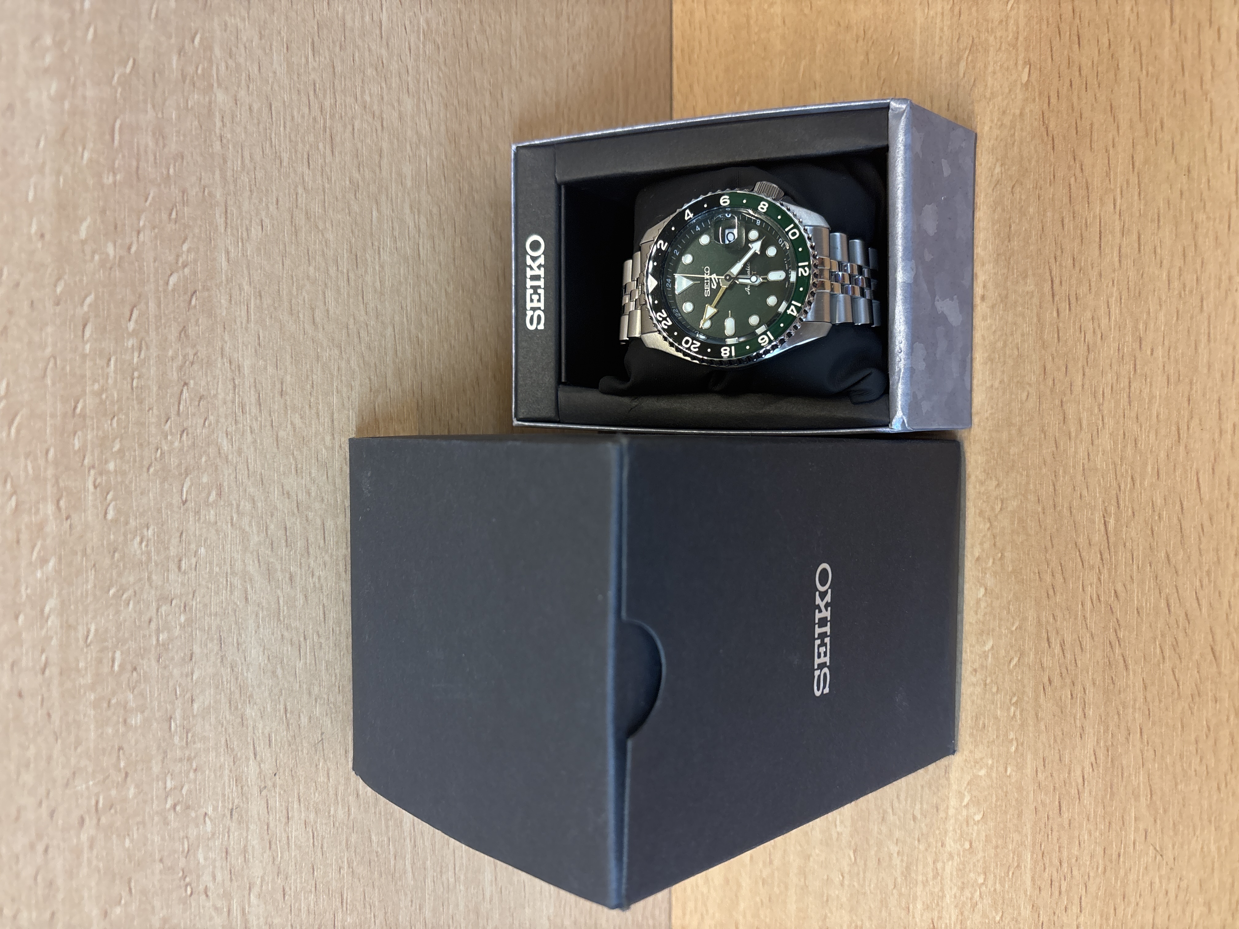 Montre Seiko 5 Sports GMT automatique cadran vert bracelet acier