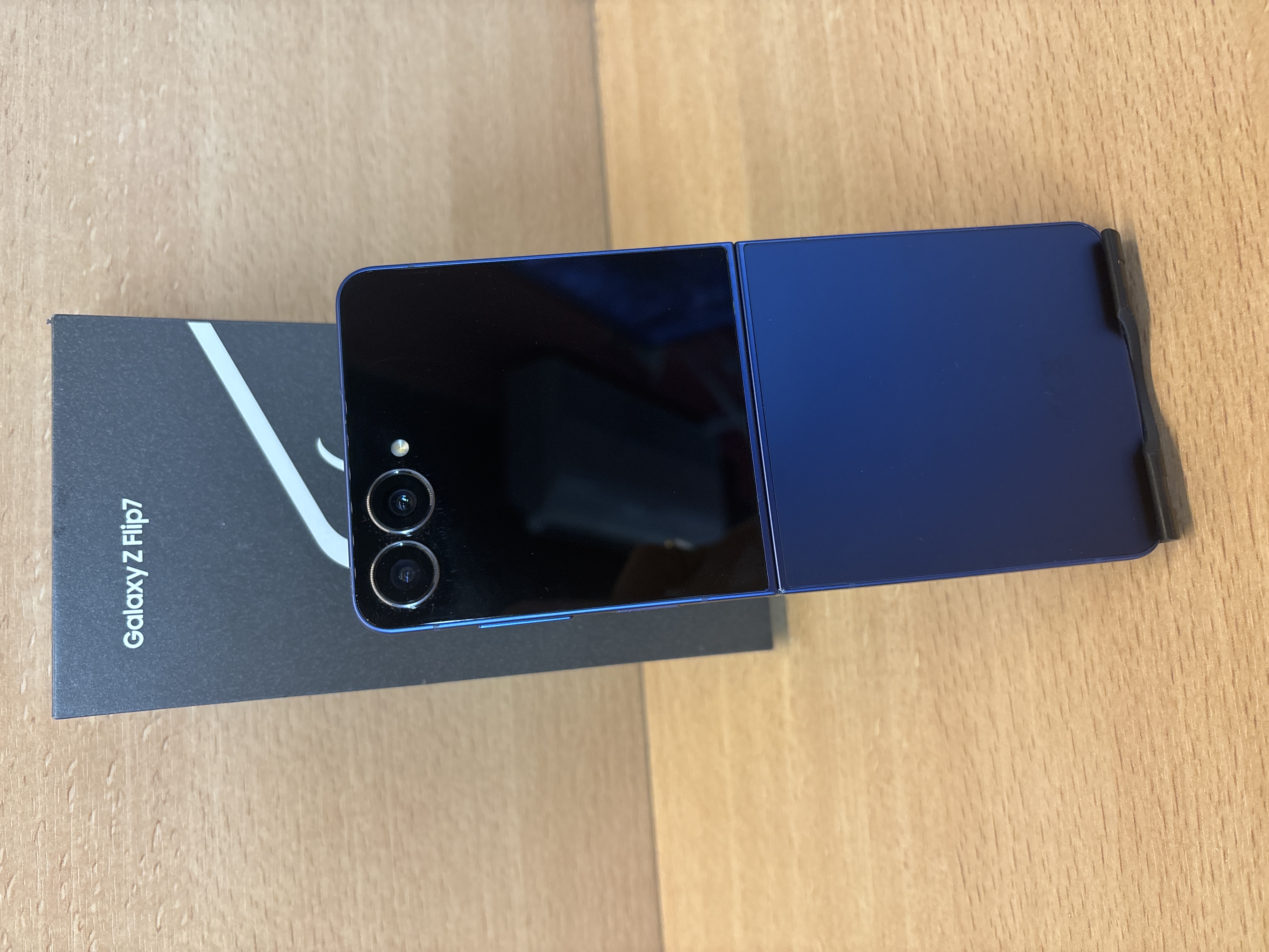 Samsung Galaxy Z Flip7 smartphone pliable — photo 2