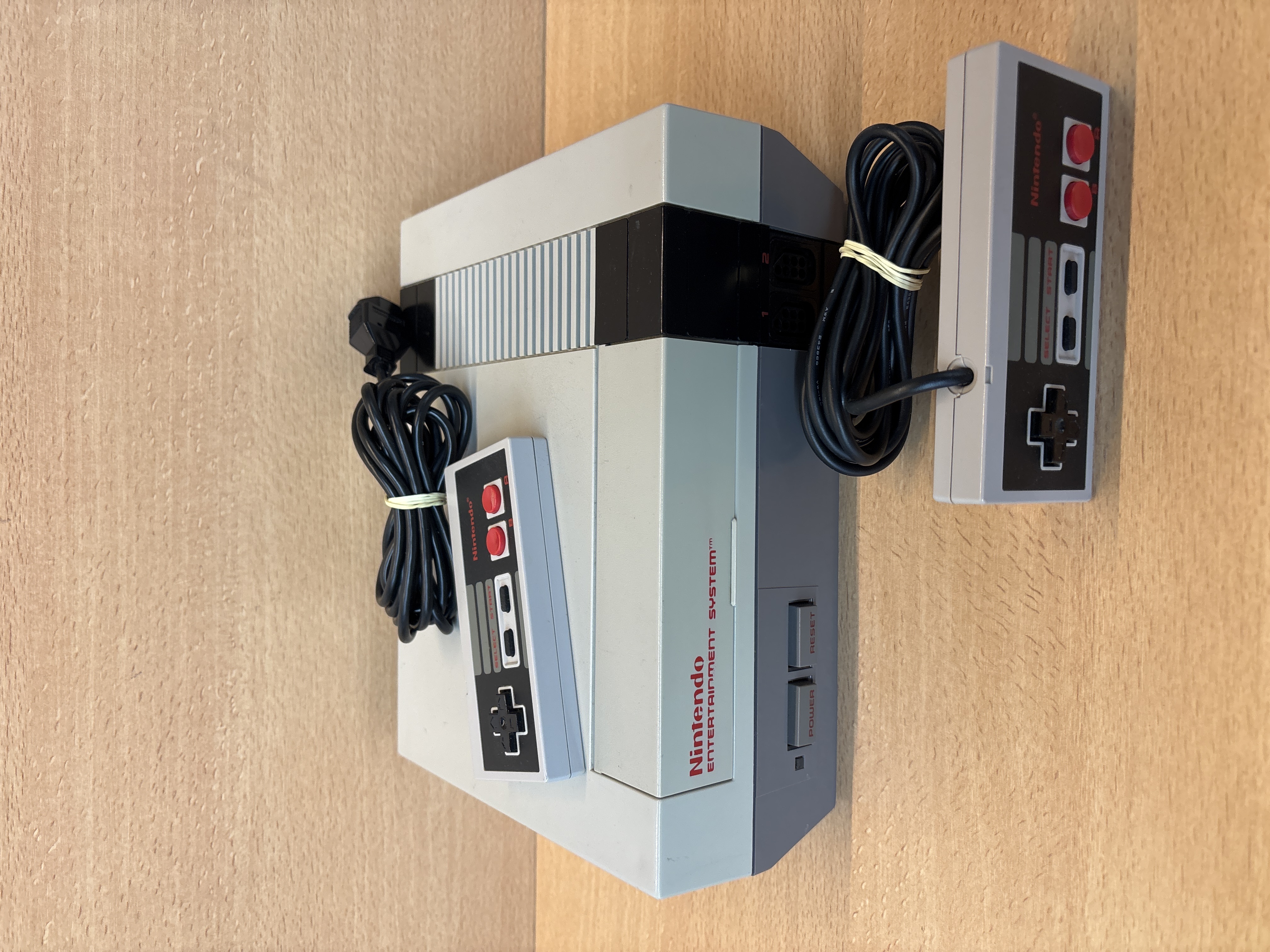 Console Nintendo Entertainment System NES avec 2 manettes et câblage