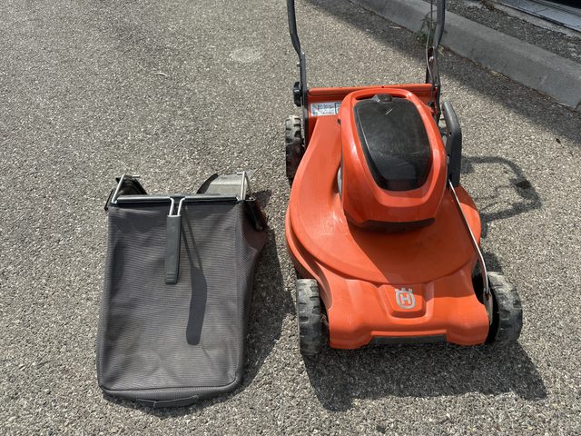 Tondeuse à batterie Husqvarna LC 353iVX avec bac de ramassage