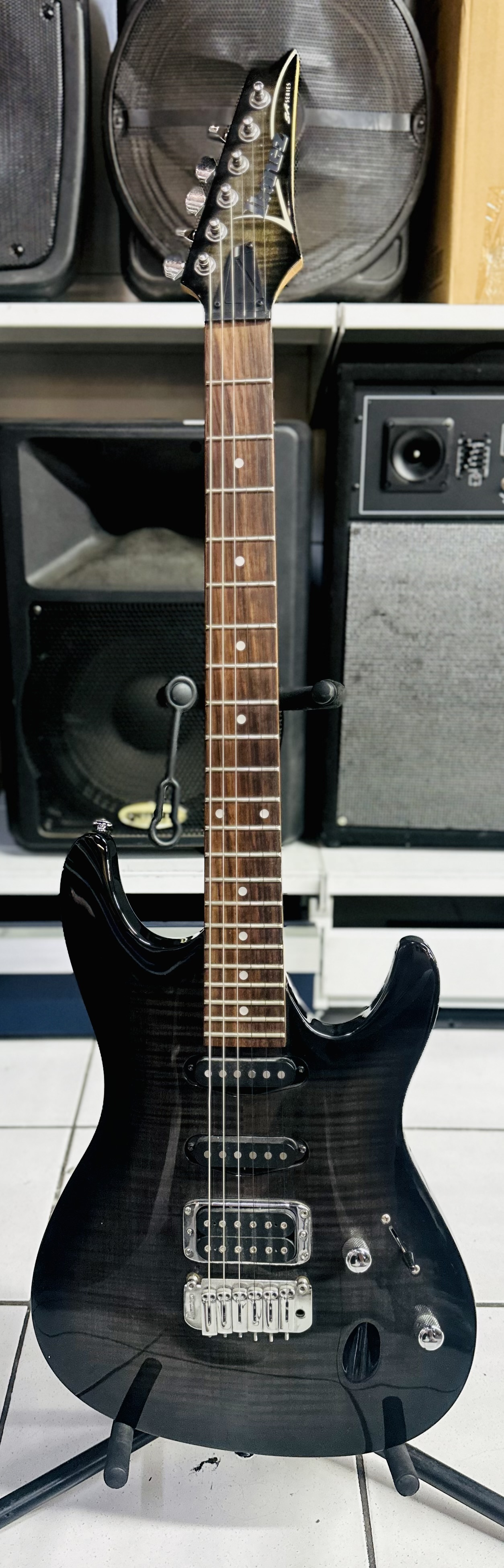 Guitare électrique Ibanez SA260FM mécaniques à changer sans vibrato