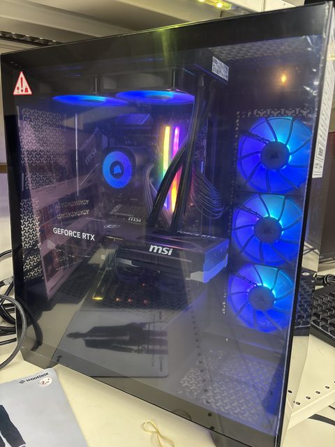 PC gamer Ryzen 7 9800X3D RTX 5080 32 Go DDR5 SSD 2 To