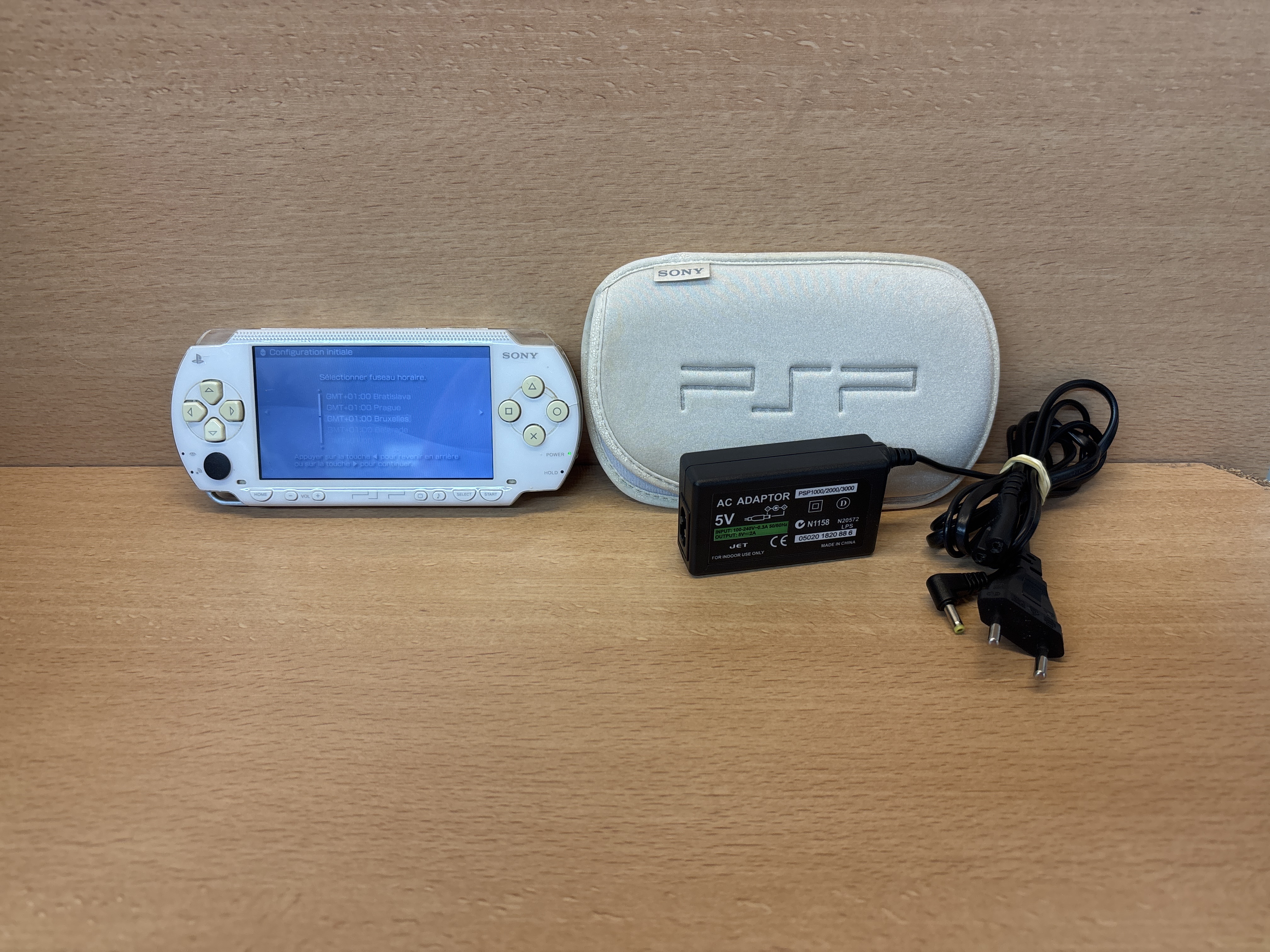 Sony PSP-1004 blanche avec chargeur et housse