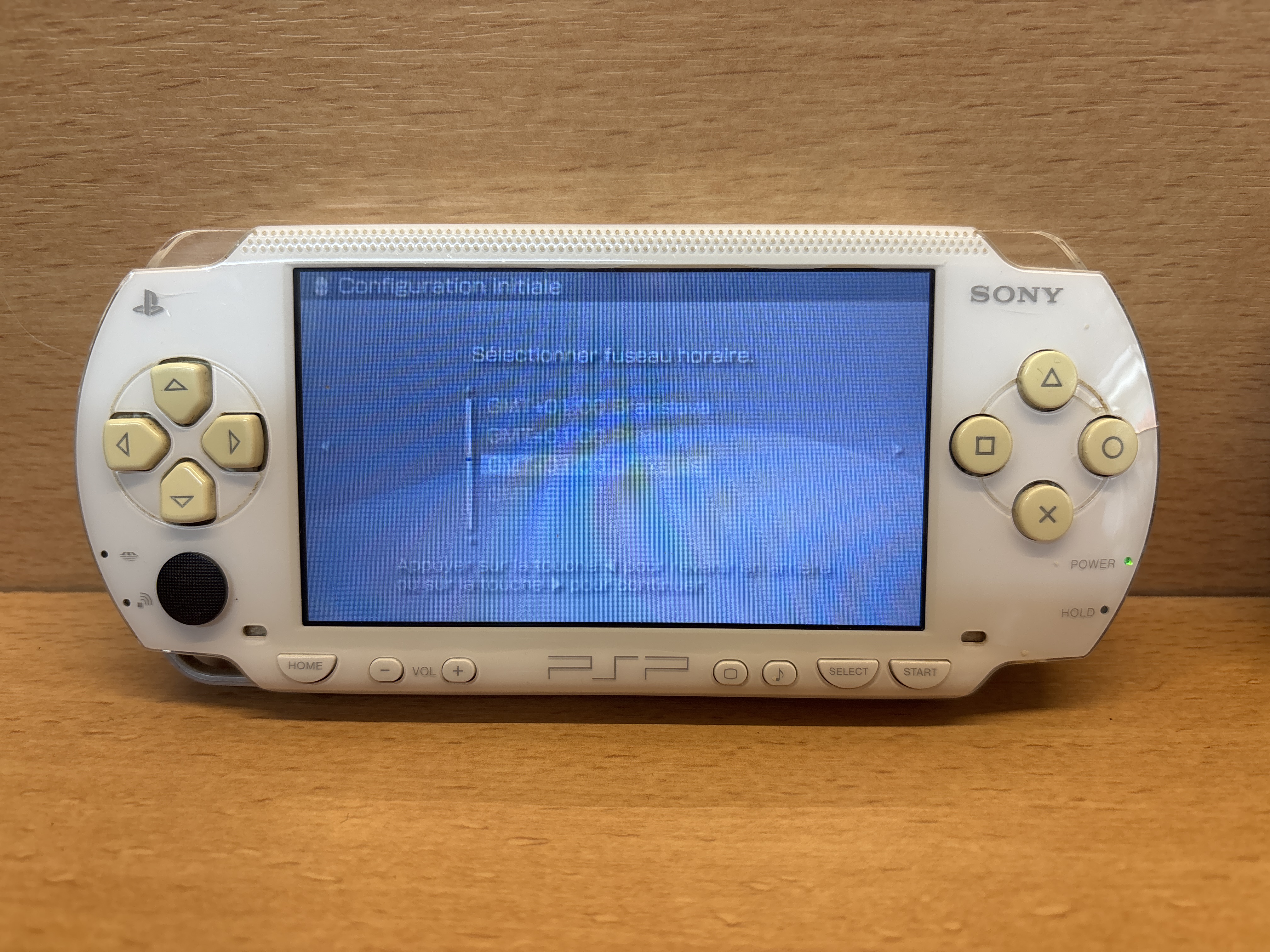 Sony PSP-1004 blanche avec chargeur et housse — photo 2