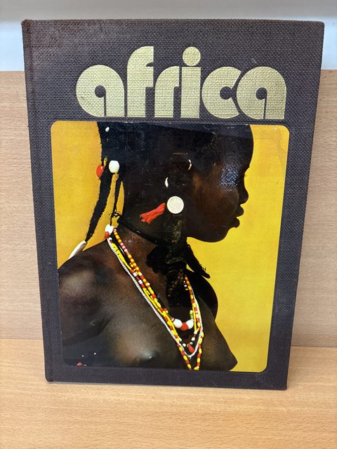 Livre Africa grand format relié