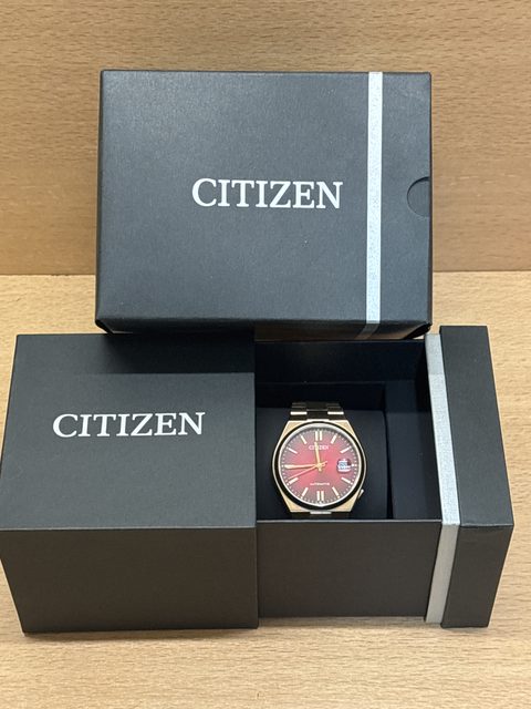 Montre Citizen automatique Tsuyosa cadran rouge et bracelet doré