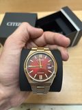 Montre Citizen automatique Tsuyosa cadran rouge et bracelet doré — photo 2