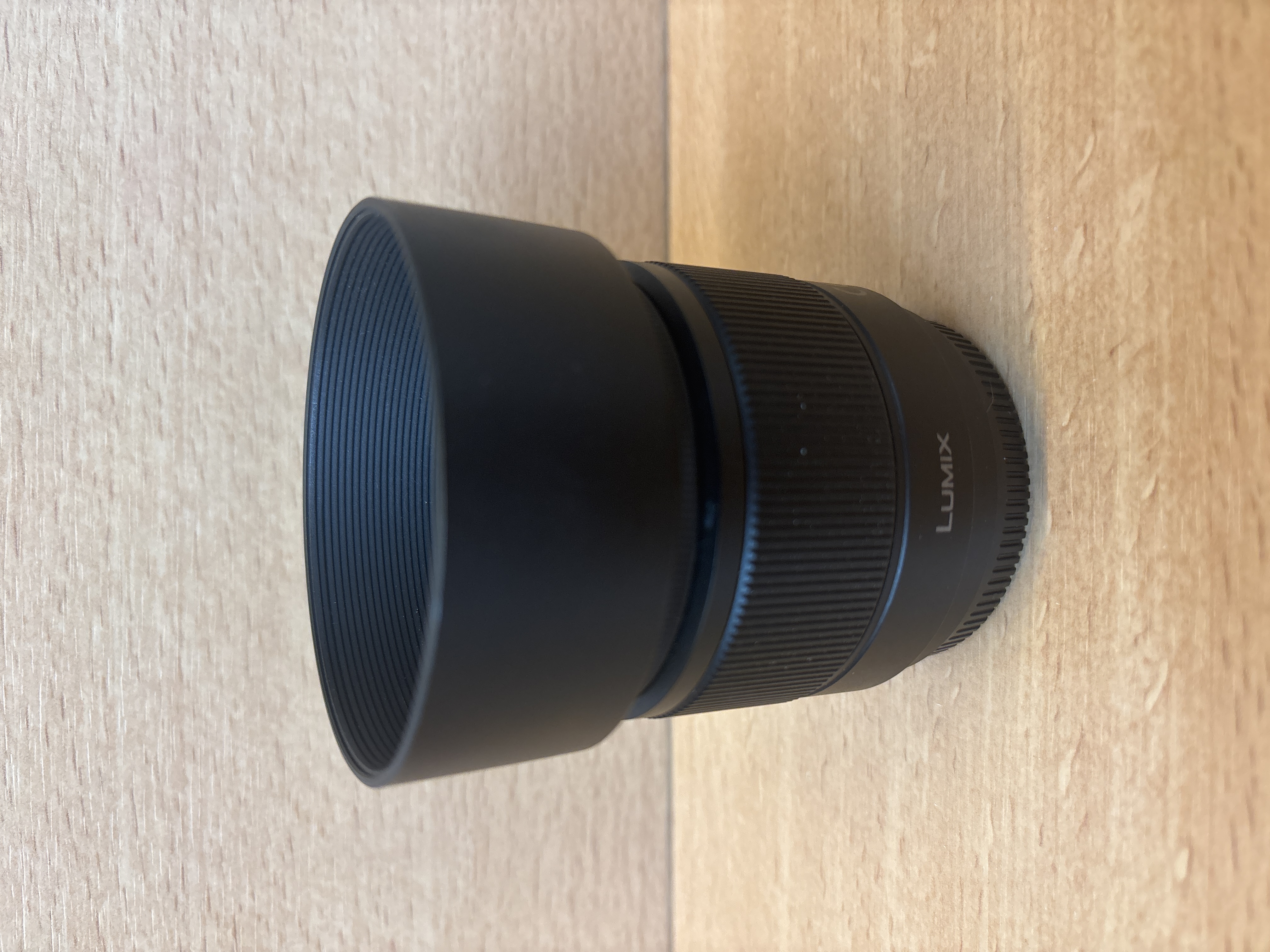 Objectif Panasonic Lumix G 25 mm avec pare-soleil
