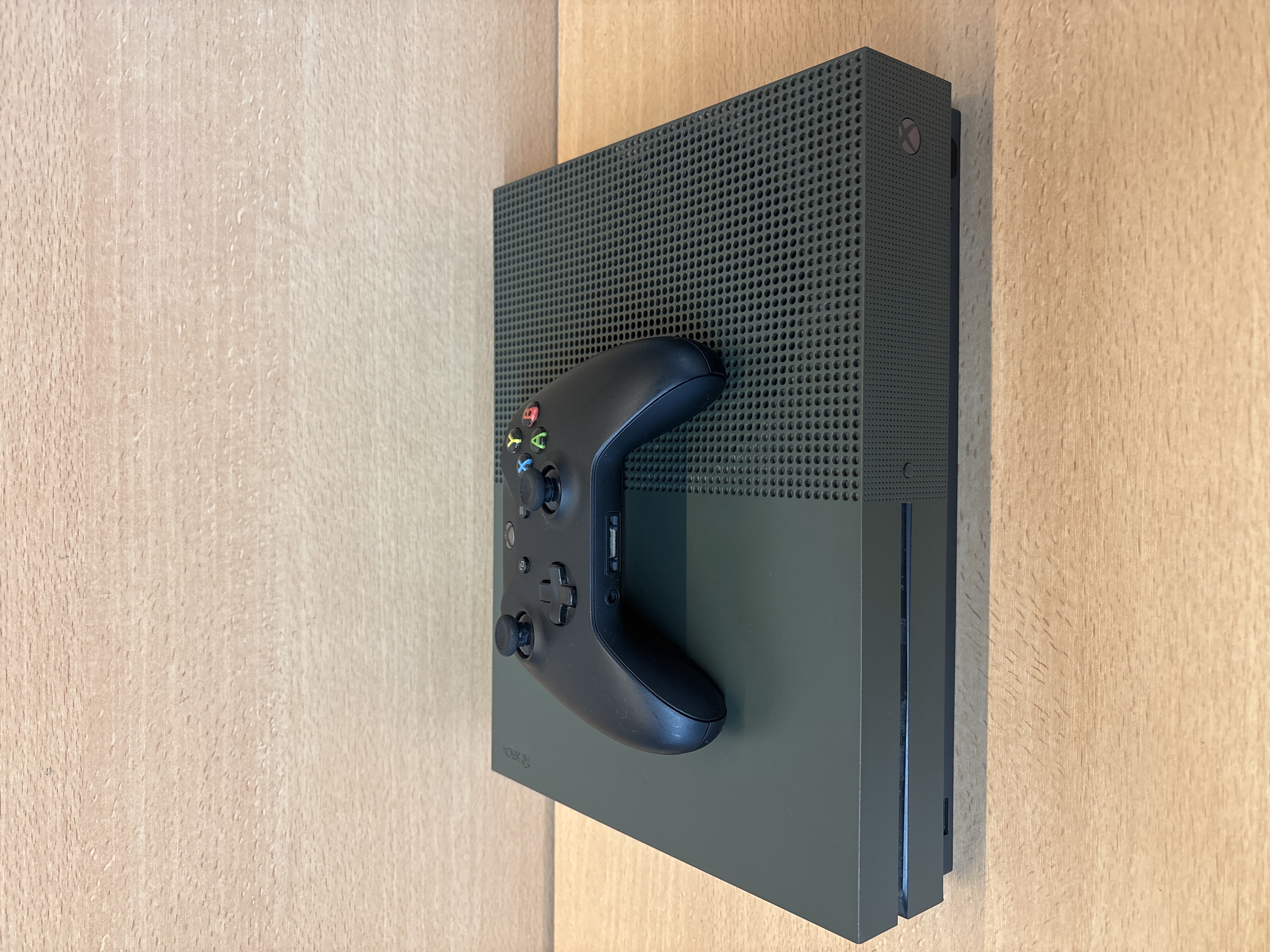 Console Xbox One S avec manette et câblage