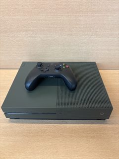 Console Xbox One S avec manette et câblage