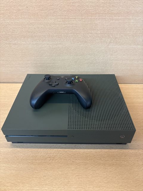 Console Xbox One S avec manette et câblage