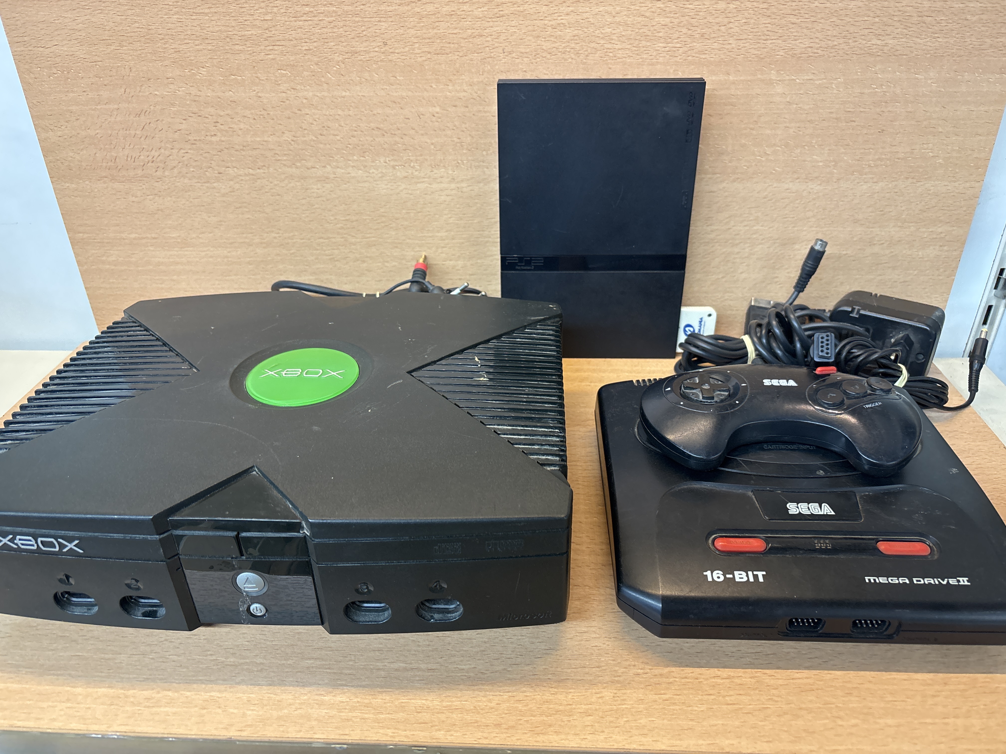 Lot consoles Xbox, PS2 Slim et Sega Mega Drive II pour pièces