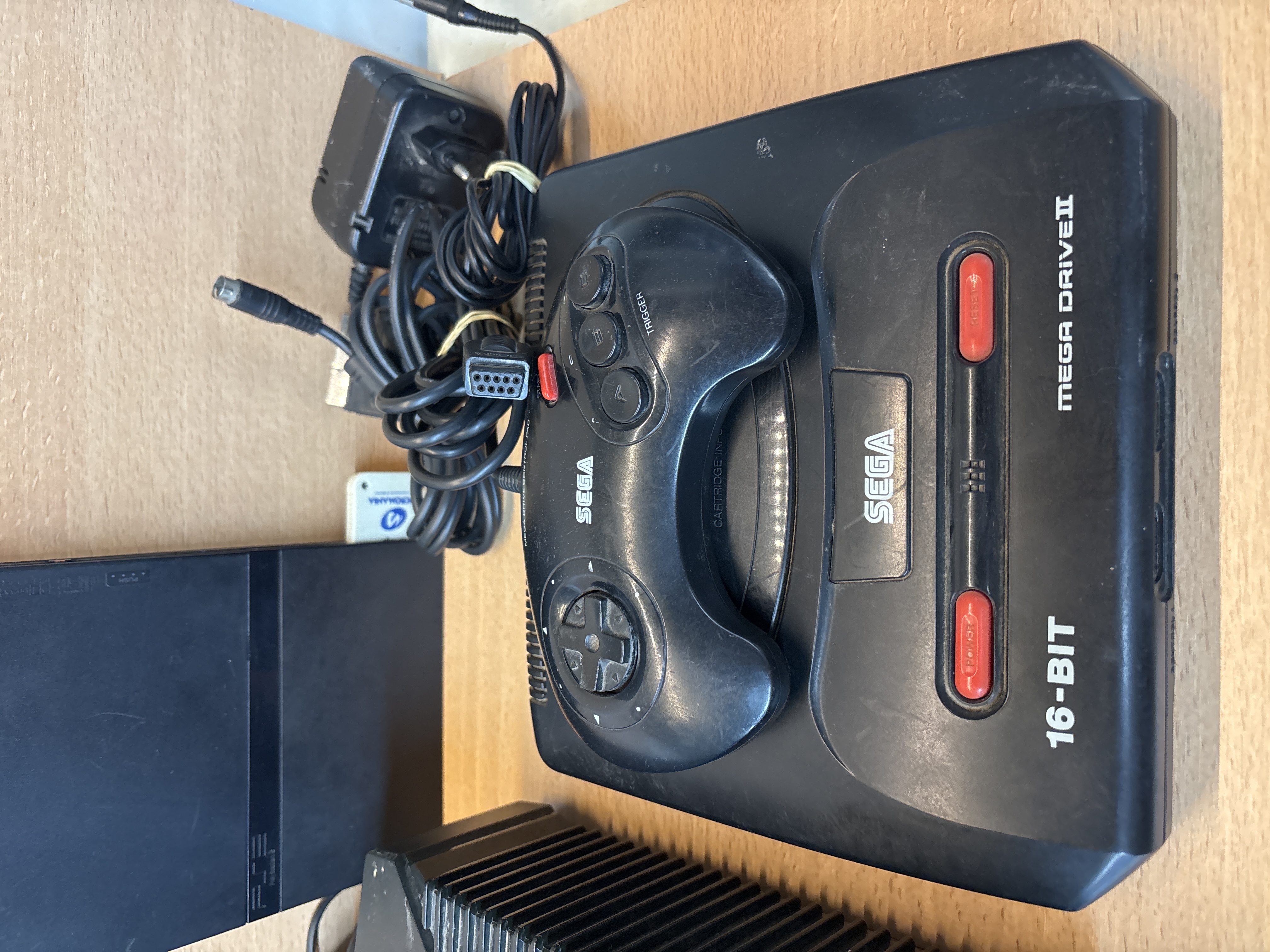 Lot consoles Xbox, PS2 Slim et Sega Mega Drive II pour pièces — photo 2