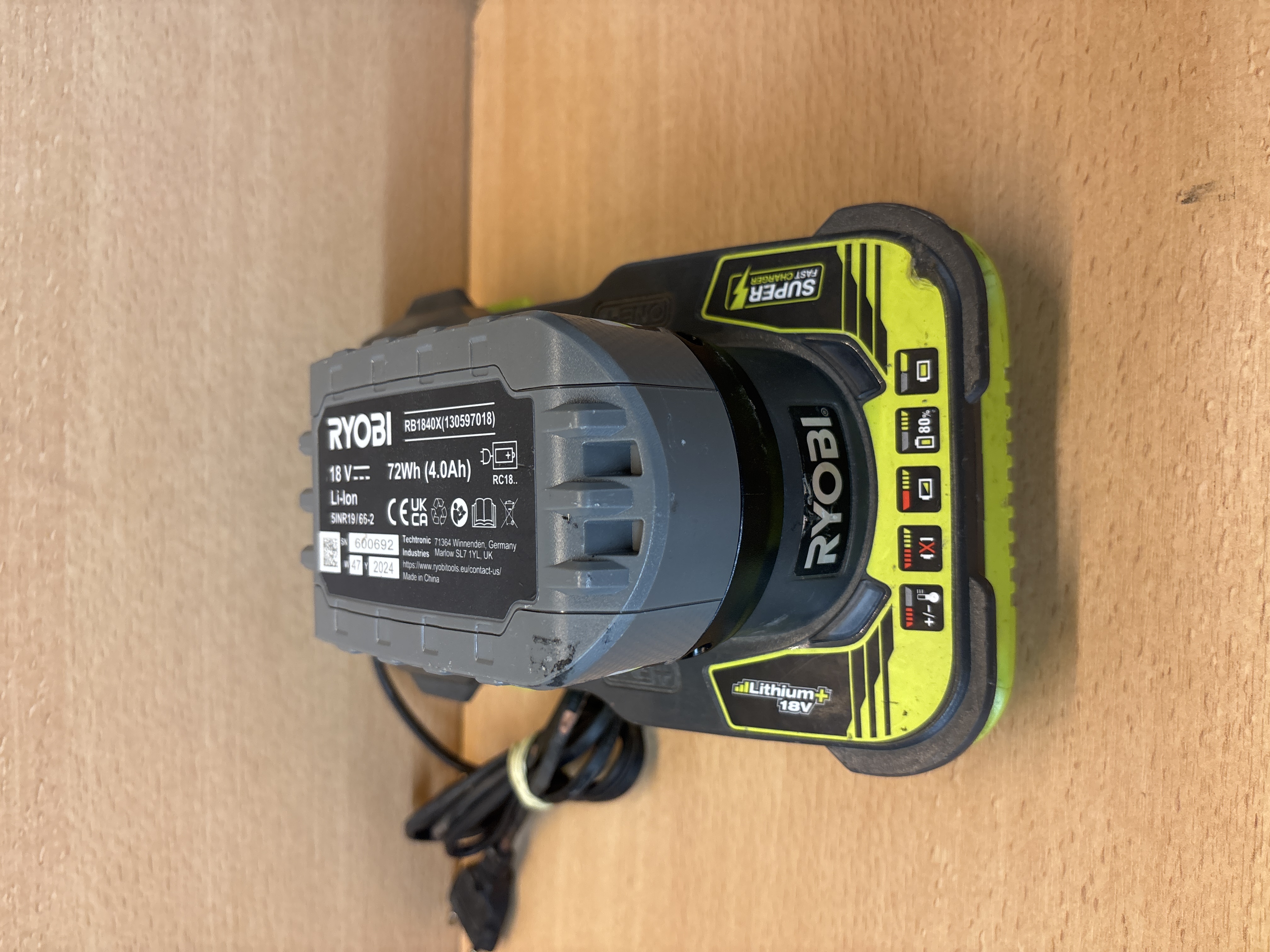 Batterie Ryobi RB1840X 18V 4Ah avec chargeur RC18150 — photo 2