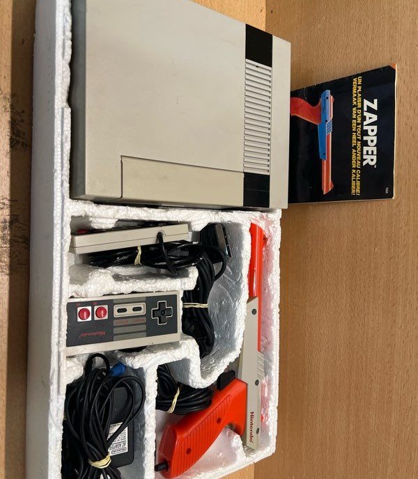 Nintendo NES Action Set avec boîte, Zapper et manette — photo 2
