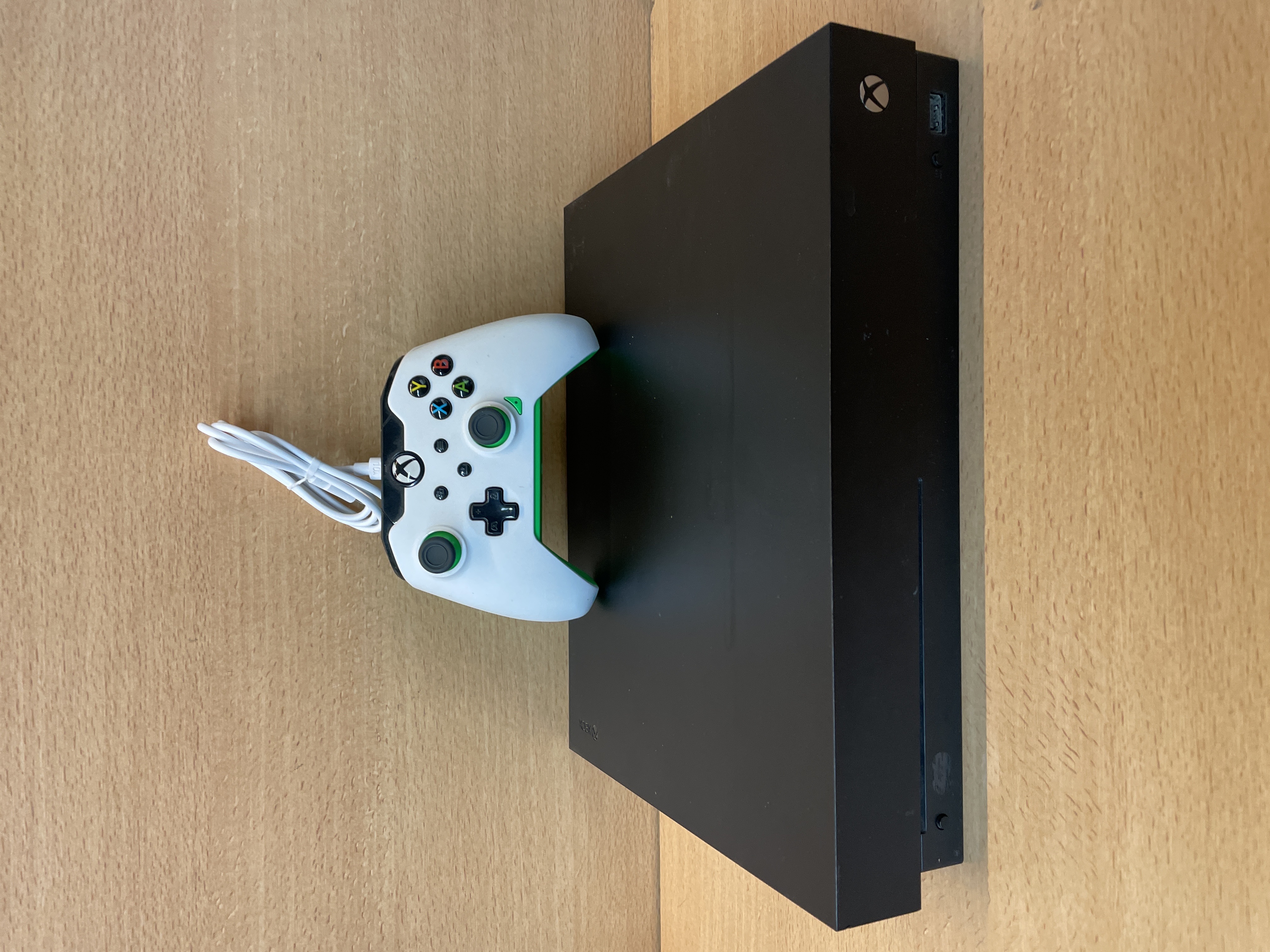 Console Xbox One X avec manette filaire Xbox